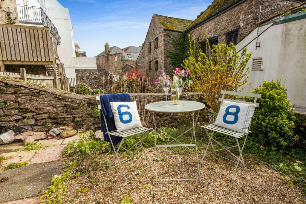 35 Clarence Street, Dartmouth - Patio Garden