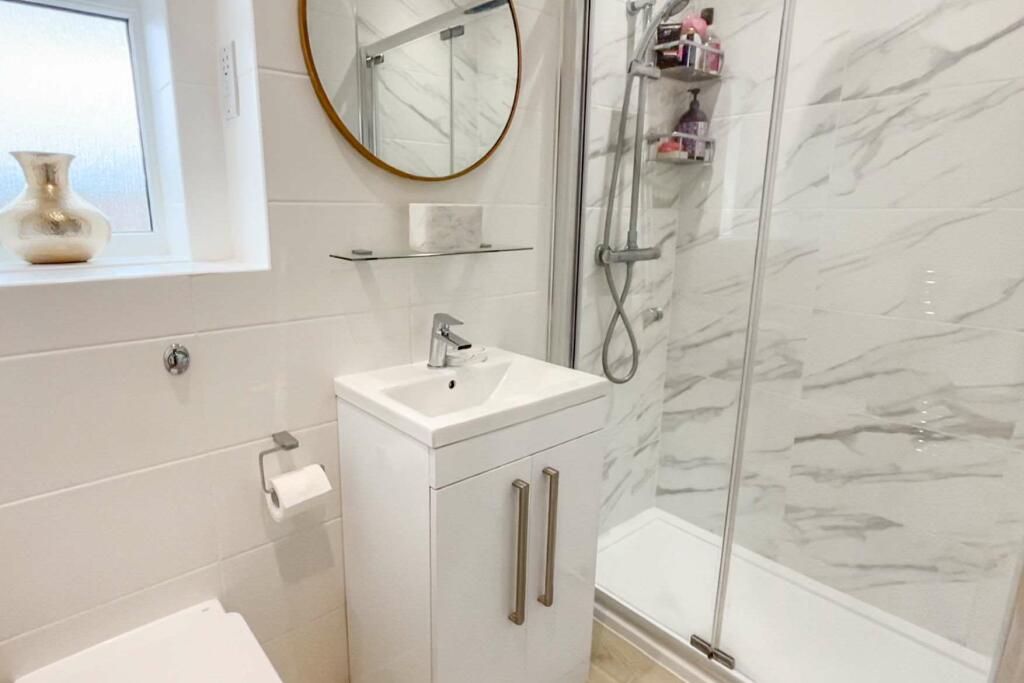 Ensuite to Bed 1