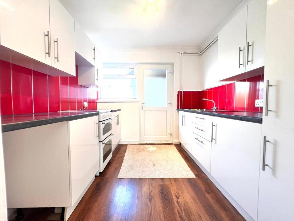 FITTED KITCHEN
