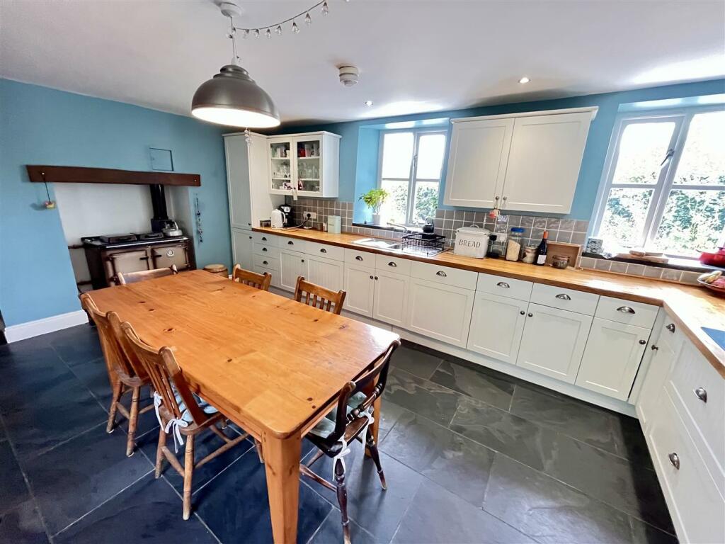 KITCHEN/DINING ROOM