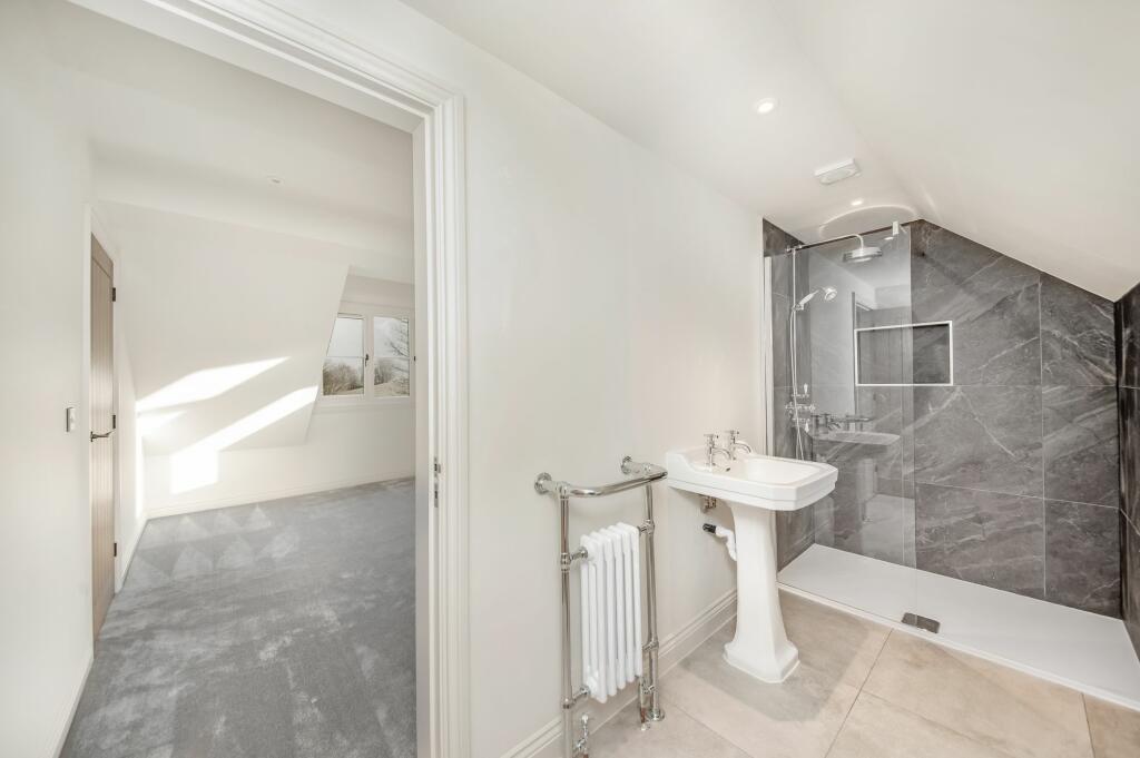 EN-SUITE SHOWER ROOM