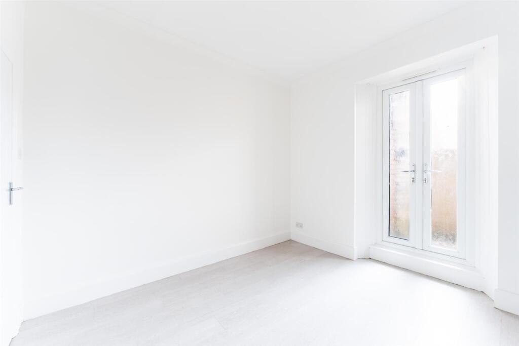 Bedroom 1.jpg