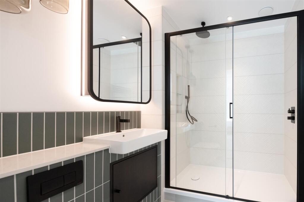 En-suite shower room     .jpg