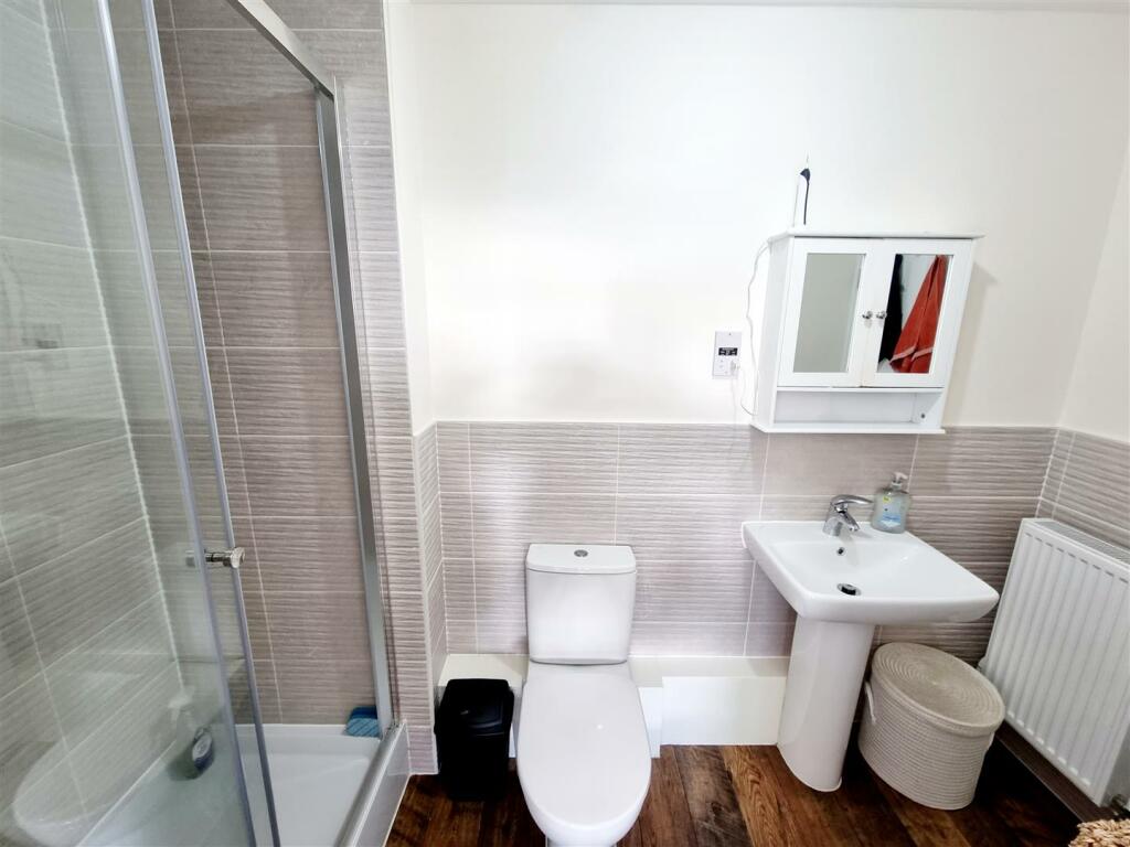 Bed 4 ensuite.jpg