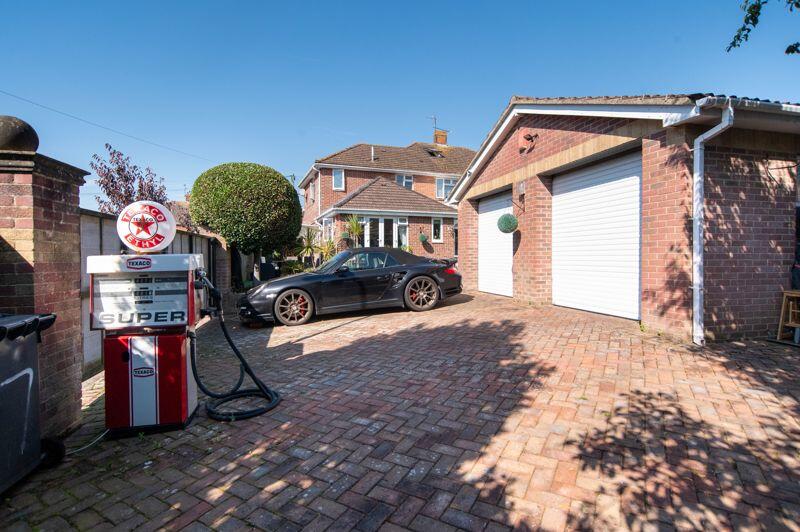 Double Garage &amp; Gated Parking