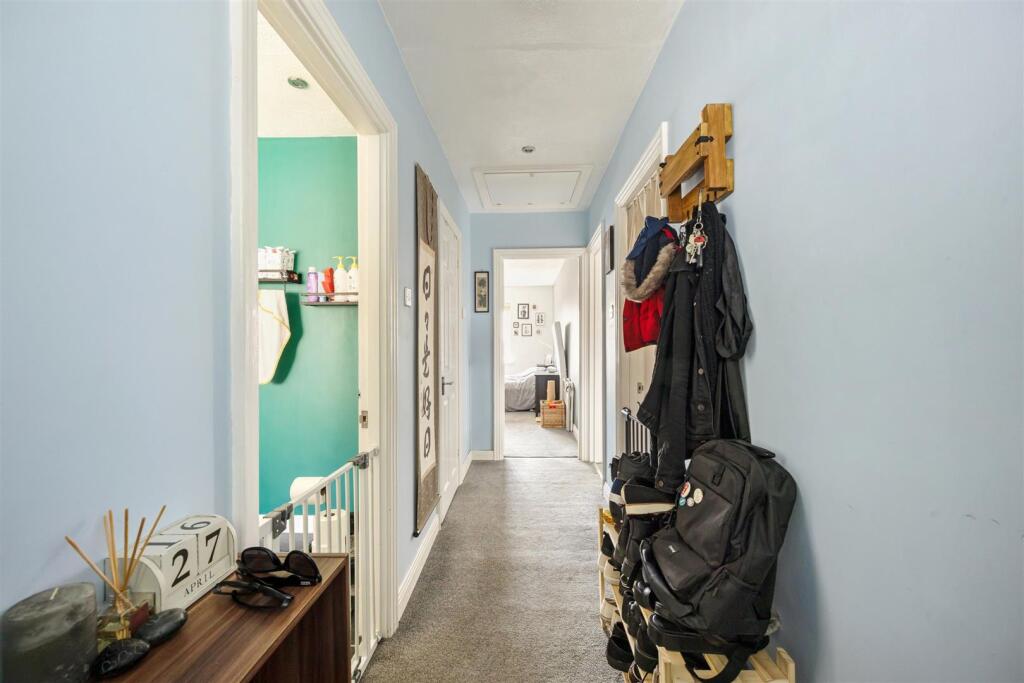 Benfield Court 9 EN HALL 2.jpeg