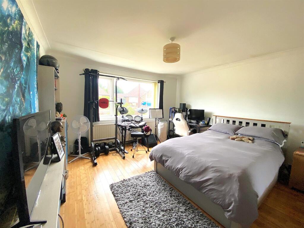 2 Ward Way - Bed1.jpg