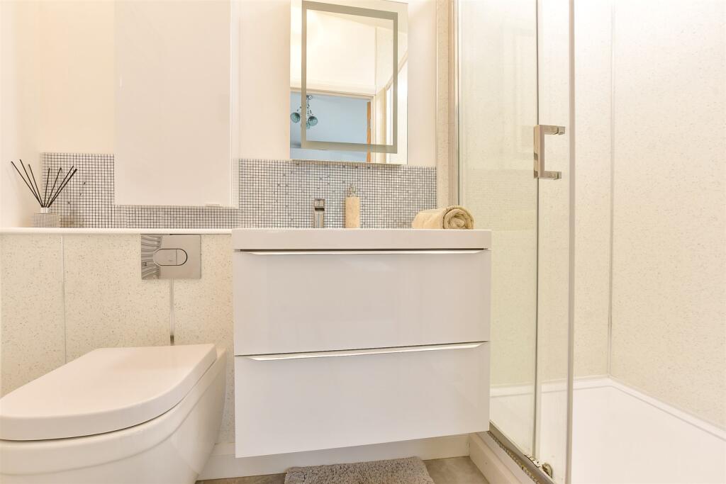 En-Suite Shower***