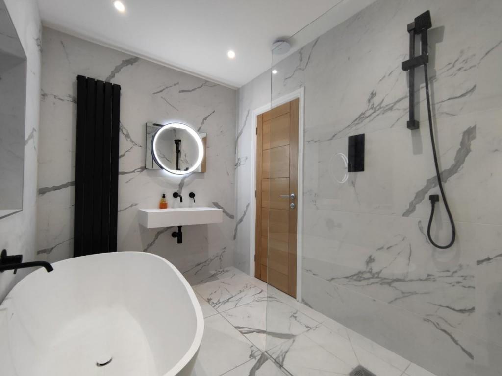 Main Bathroom Aspect 2