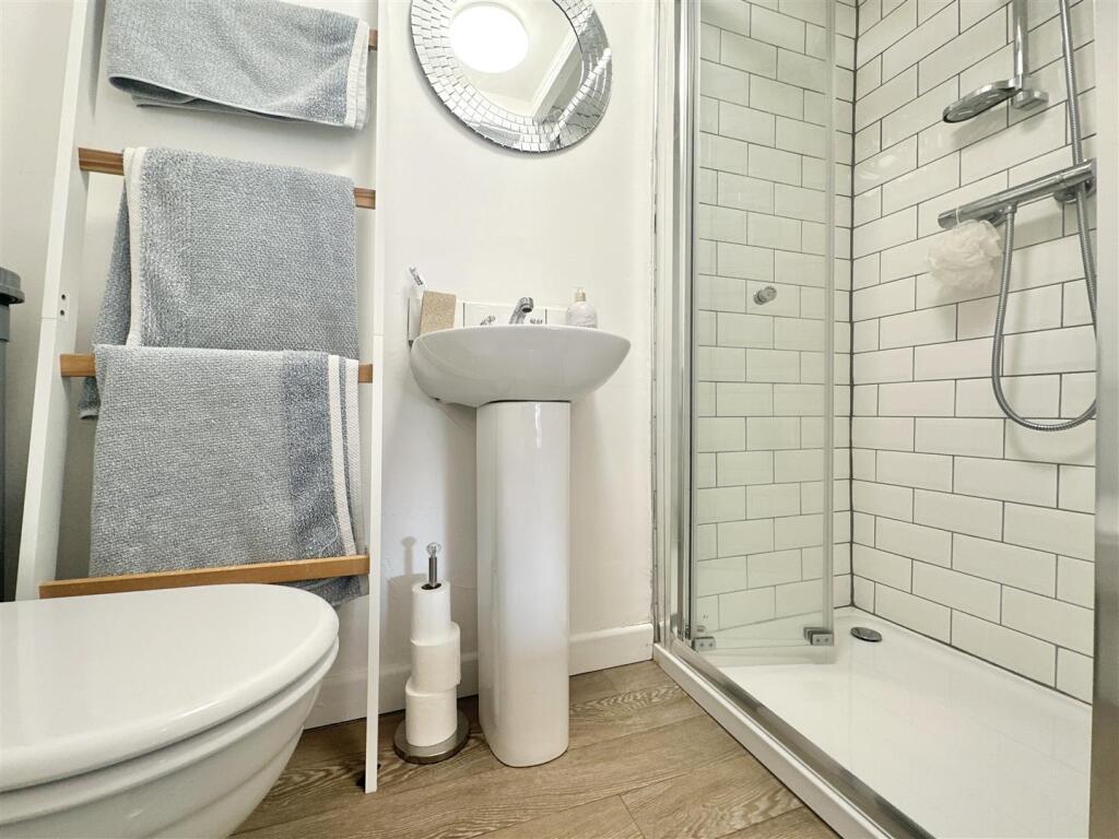 Ensuite Bathroom.jpg