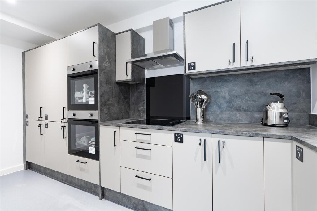 Communal kitchen 2.JPG