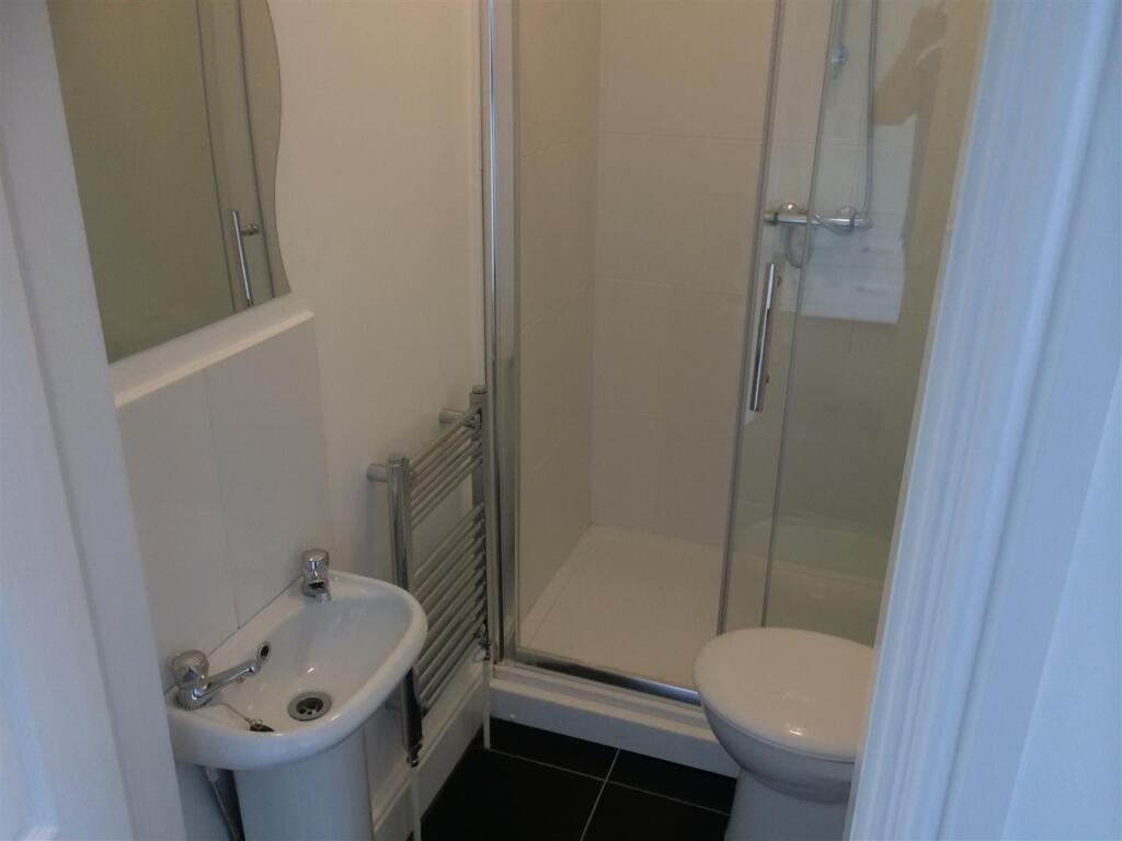Bathroom E 6 .JPG