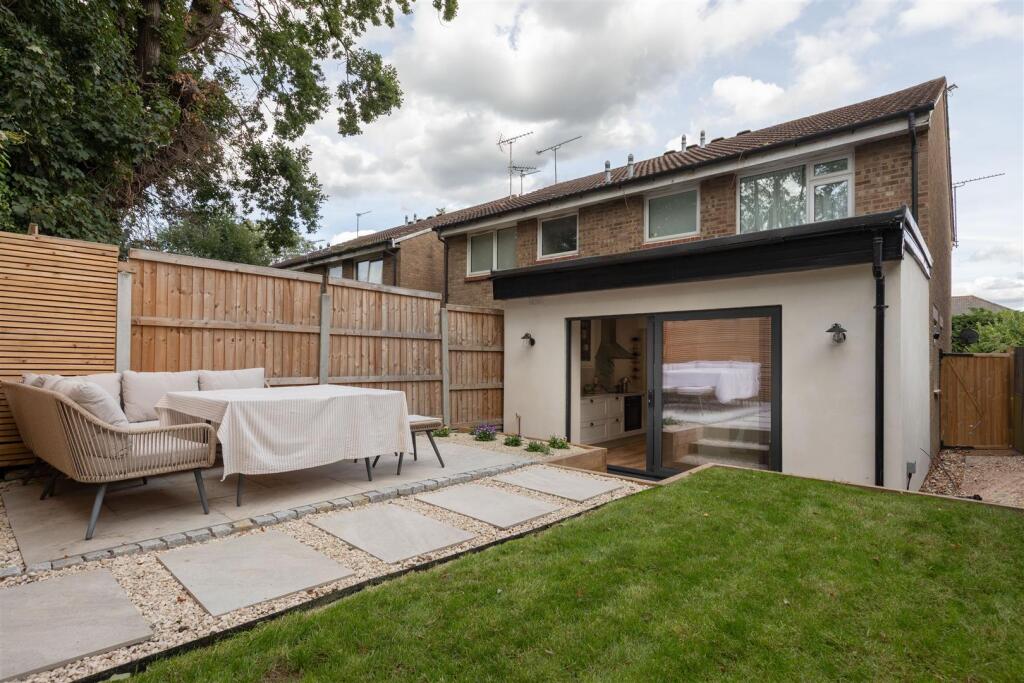 Fosters Close, E18