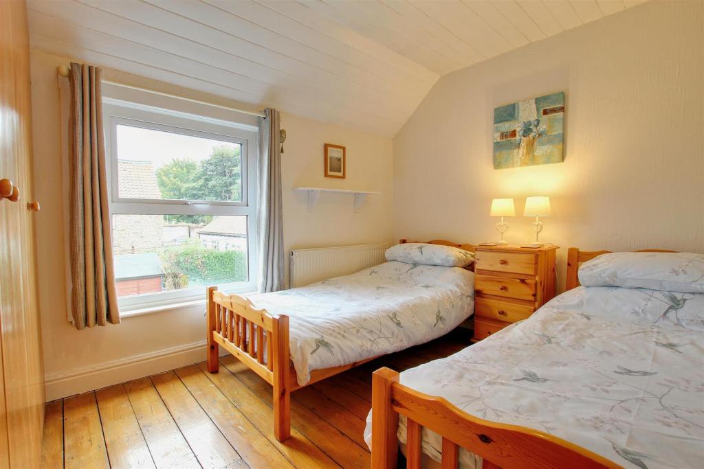 BEDROOM 2