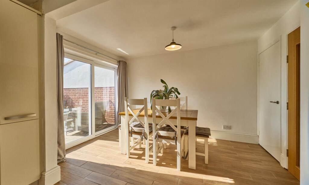 OPEN PLAN DINING KITCHEN