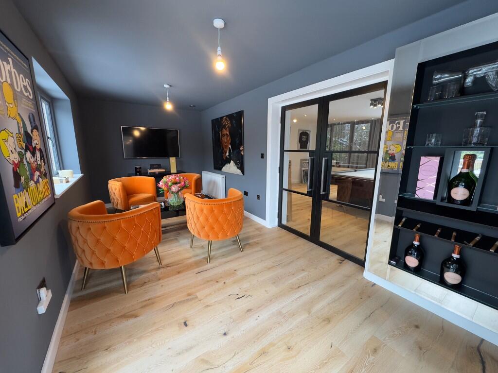 CIGAR ROOM/BEDROOM 4