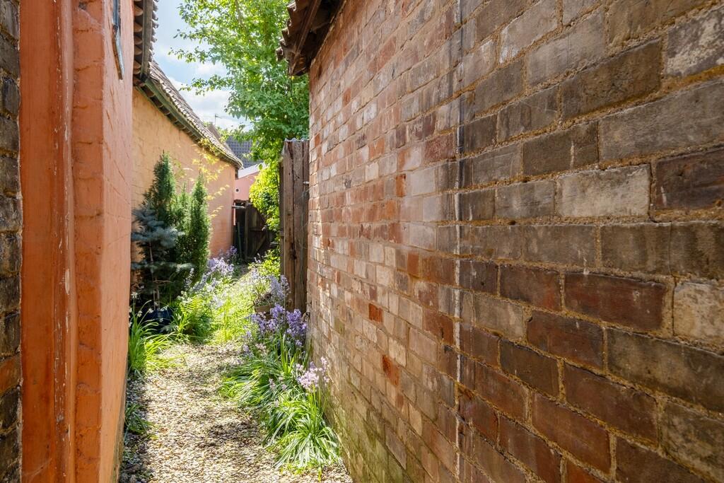 1440px-Neates Cot...