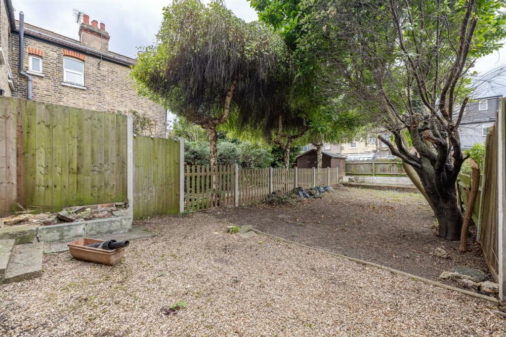 Chigwell Road, E18