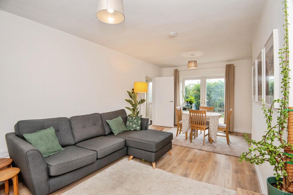 Lounge/Dining Area