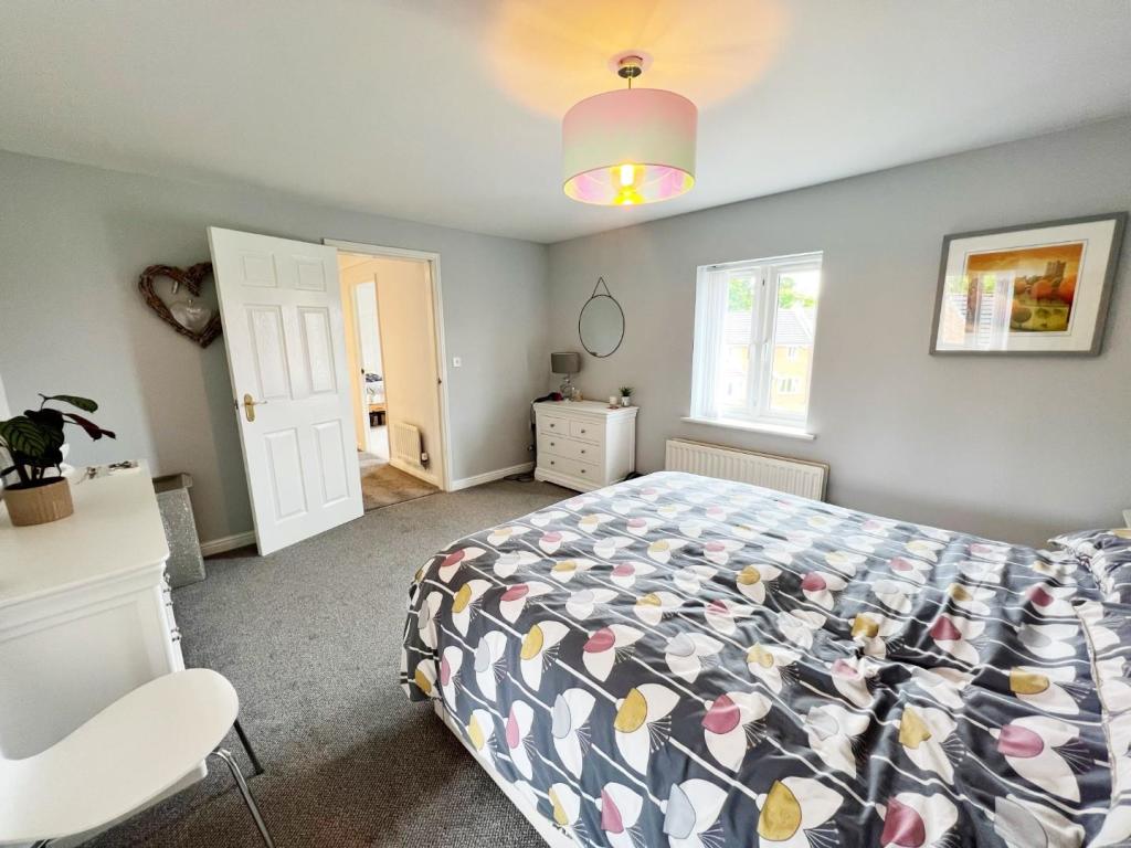 Bedroom 1 pic 5.jpg