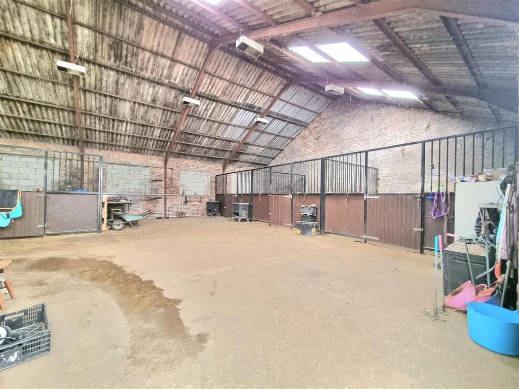 Barn with 6 Stables