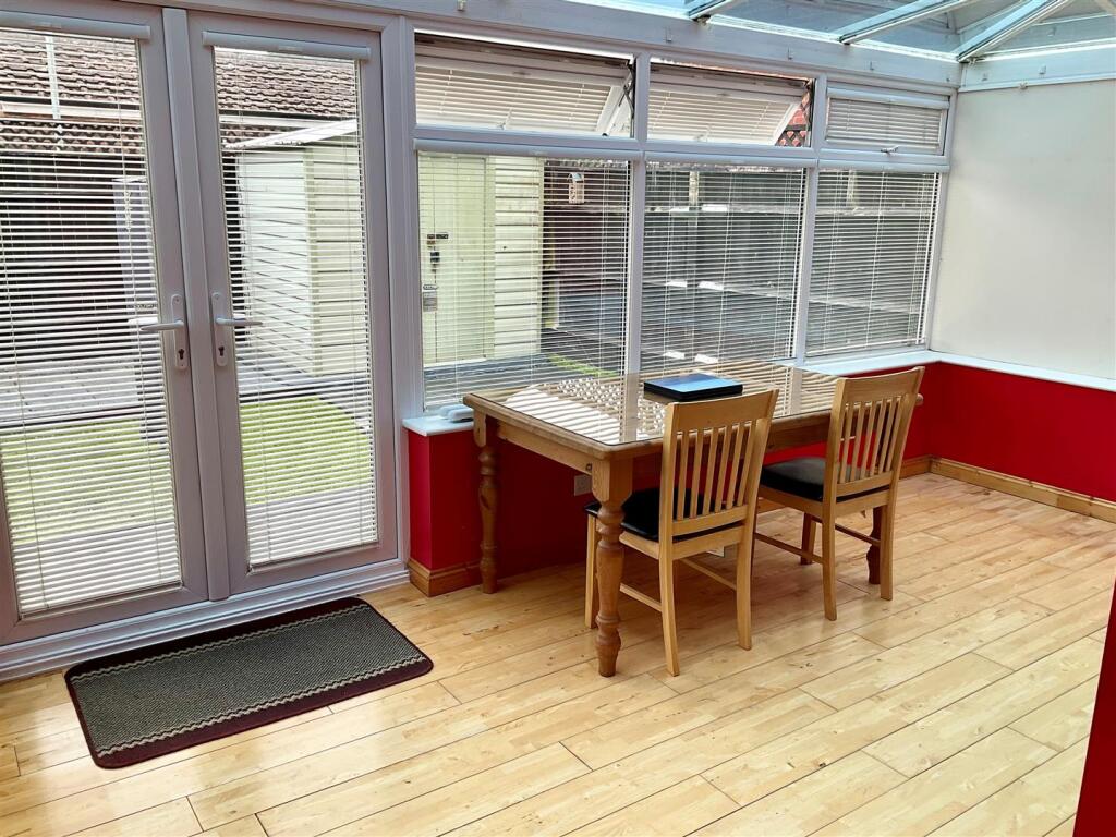 conseratory pic2.jpg