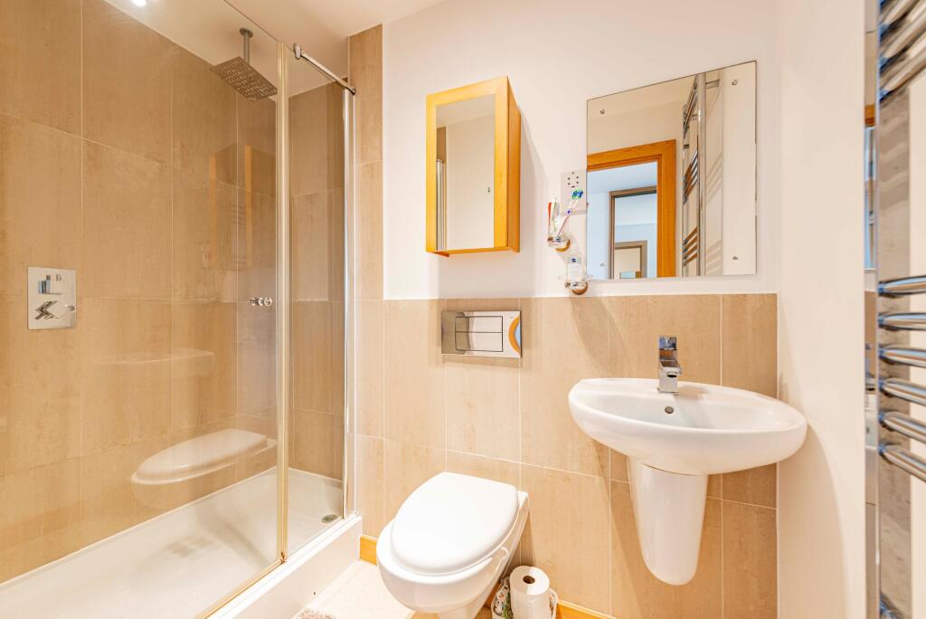 Bathroom W.C (2)
