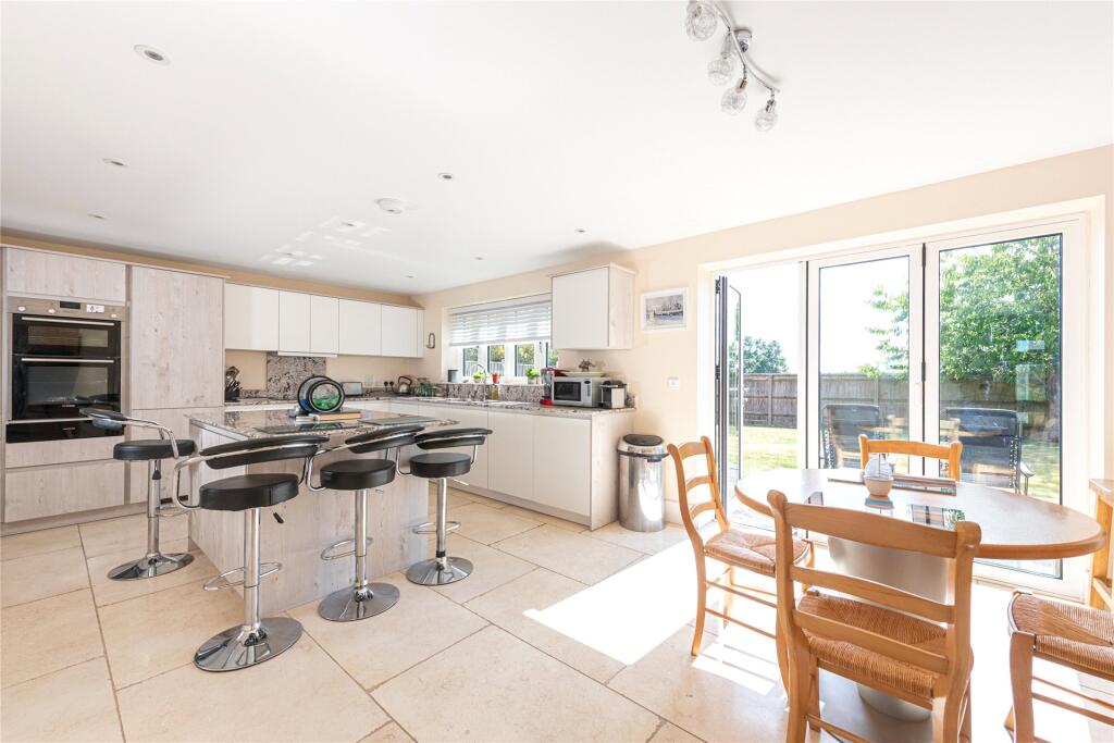 Kitchen/B&#39;fast Room