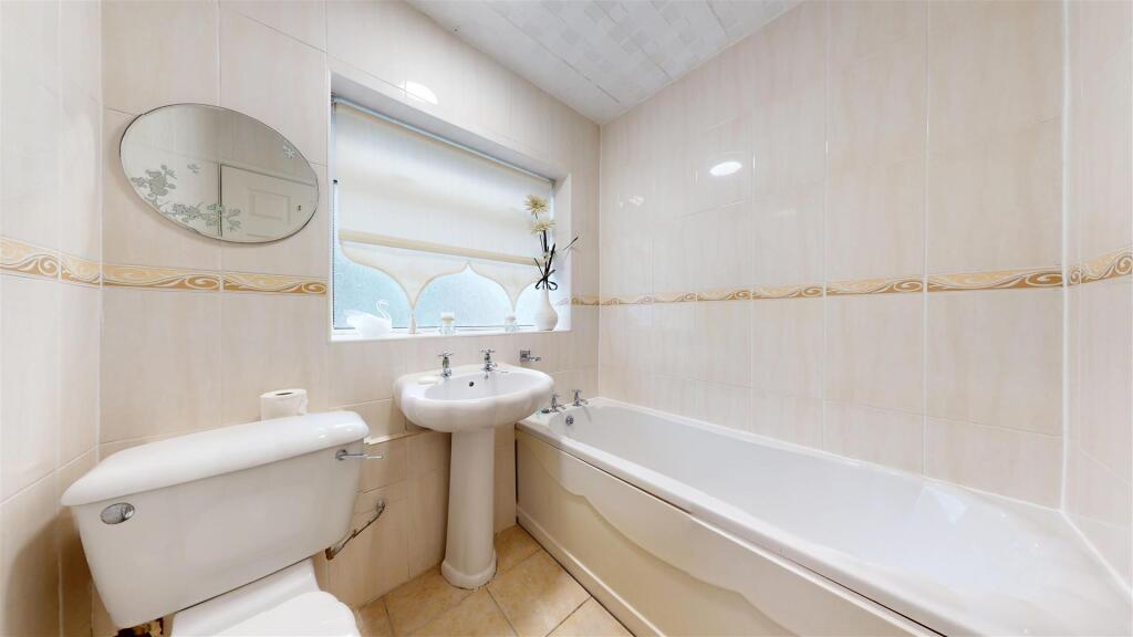 Cranshaw Avenue, Bathroom