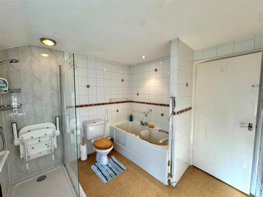 En-Suite Bathroom