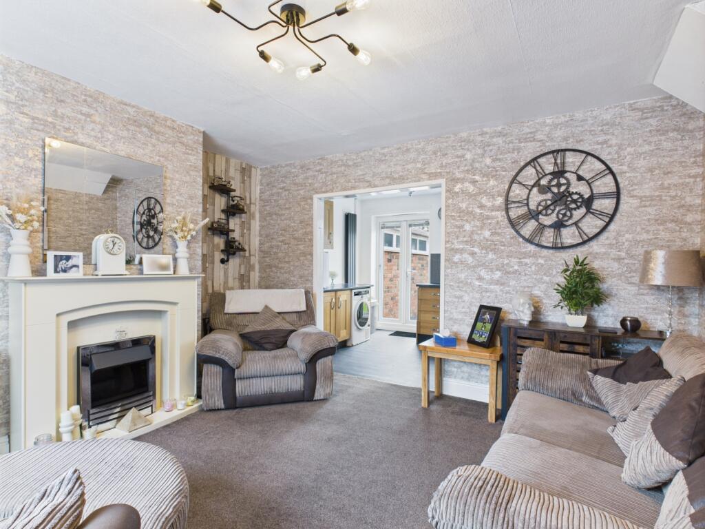 CAM03729G0-PR0106-STILL024