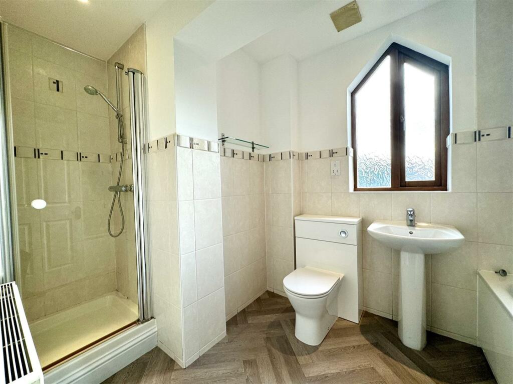 FAMILY BATHROOM