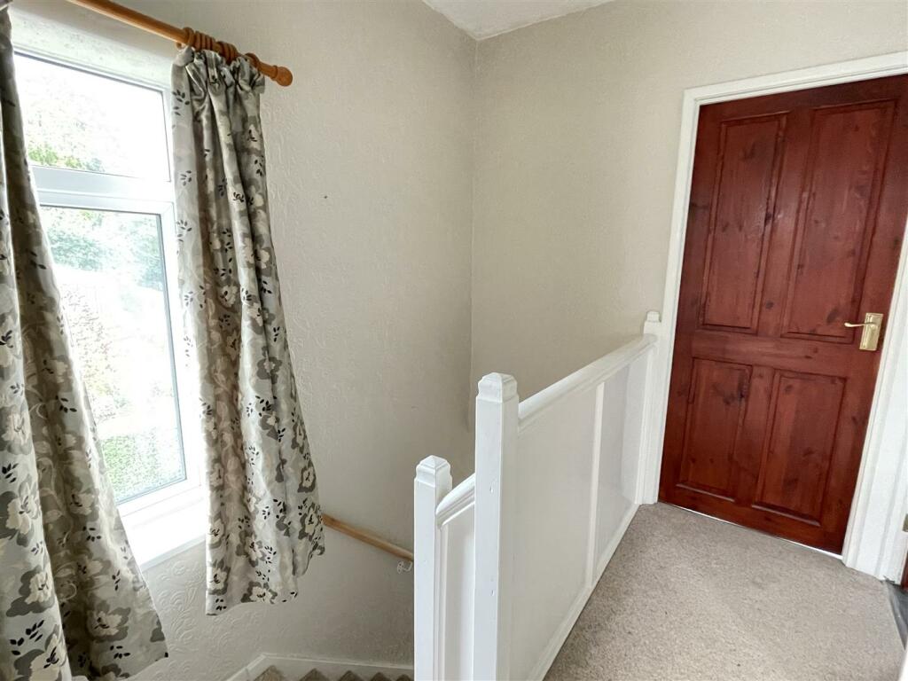 FIRST FLOOR LANDING