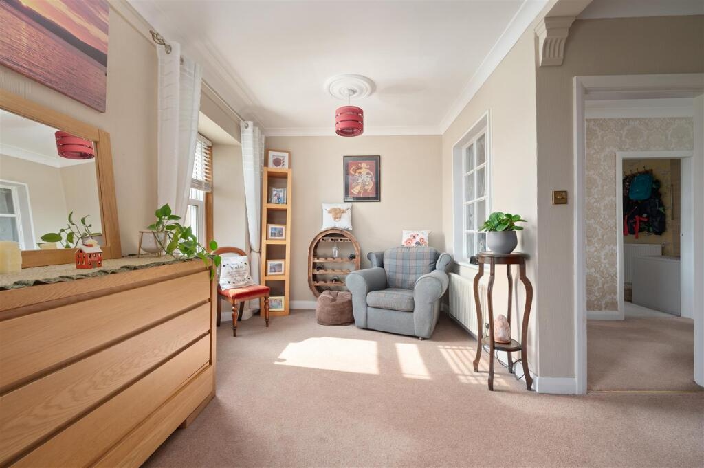 4 Preston Crescent 020.JPG