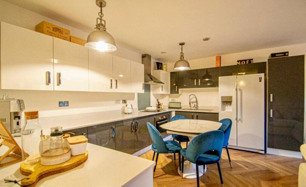 OPEN PLAN LIVING DINING/KITCHEN