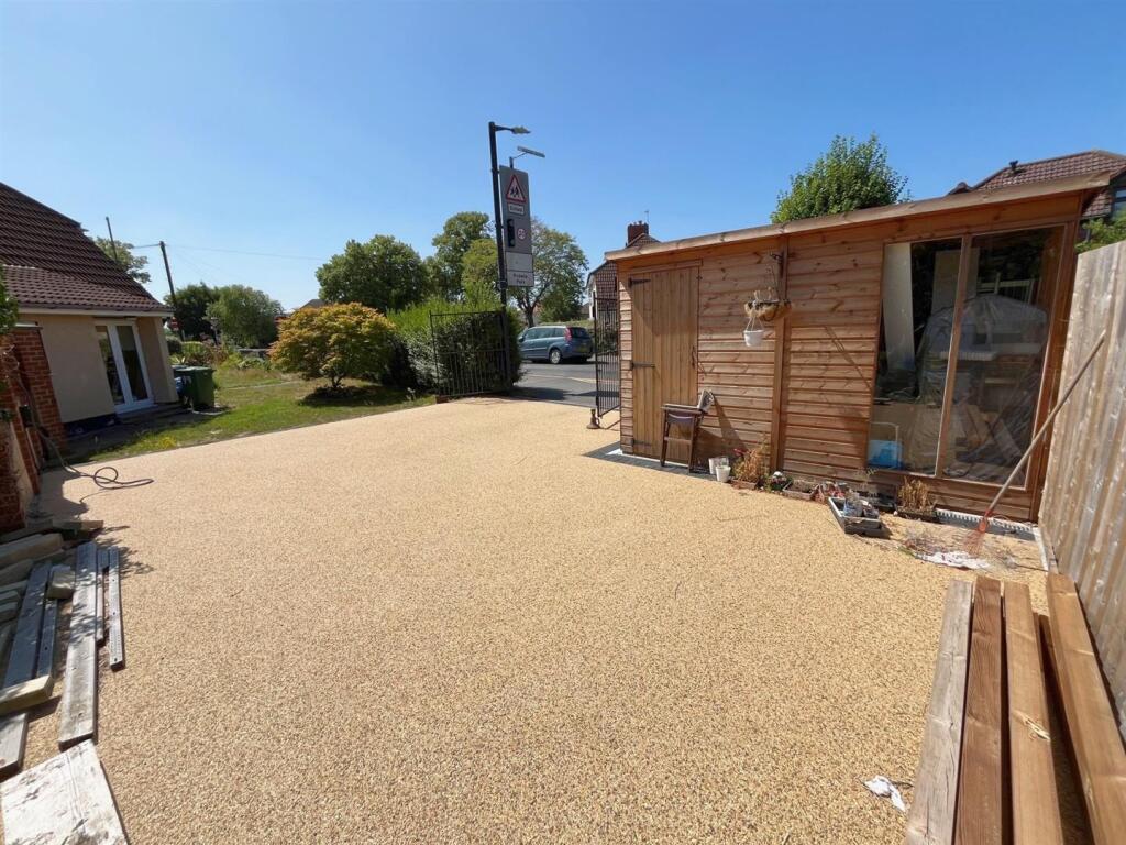 Driveway to side (1).jpg