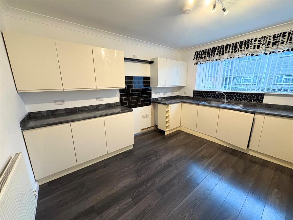 Kitchen d (edit).jpg