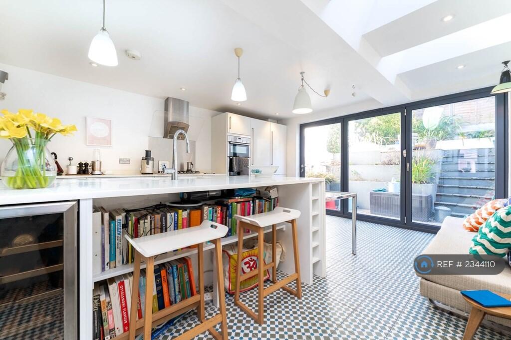Kitchen Living Space Onto The Garden 