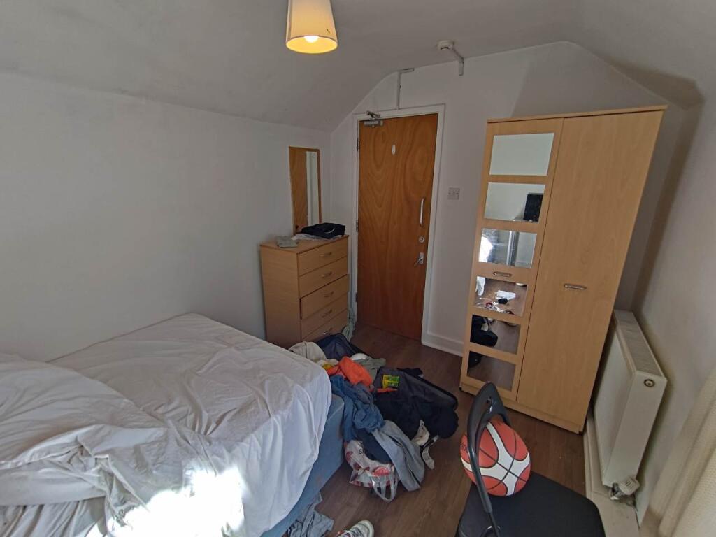 First floor rear bed