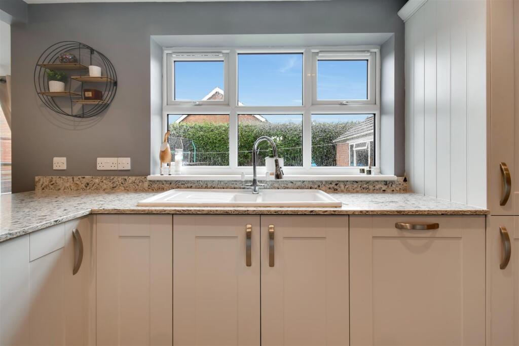 KITCHEN/DINING
