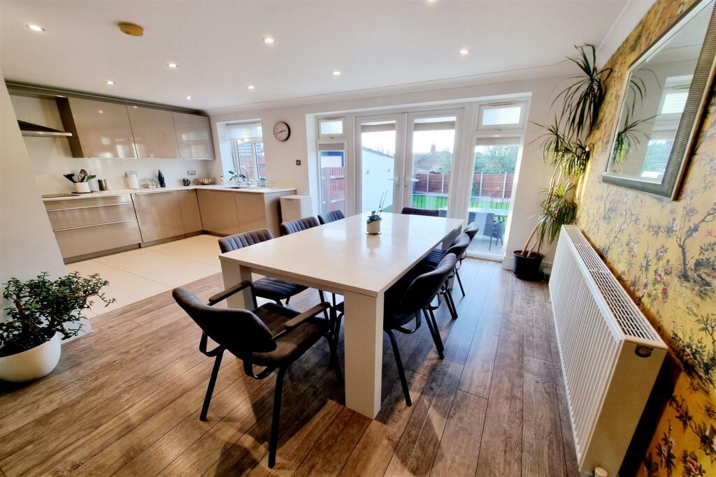 DINING AREA: