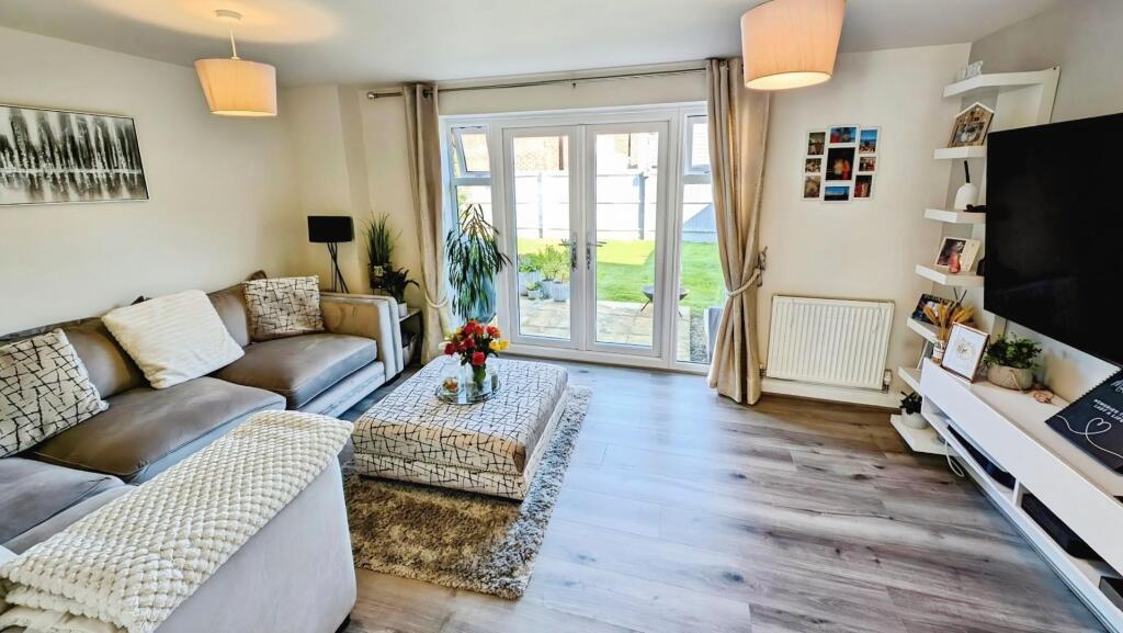 4 Derham Crescent lounge a.jpg