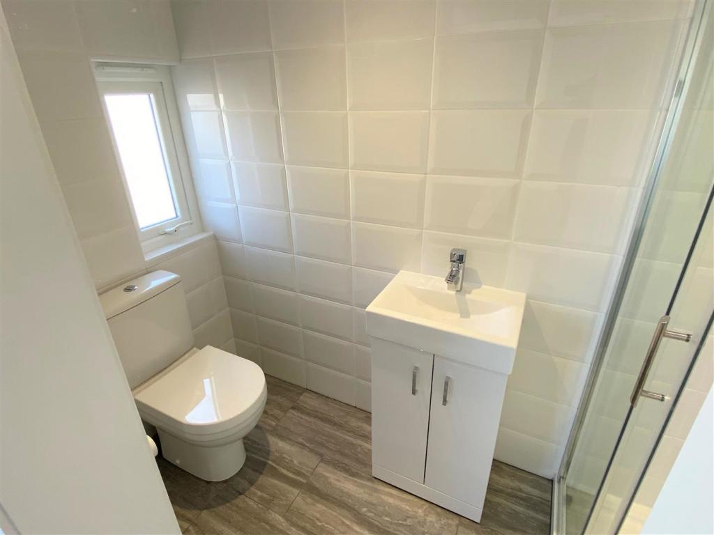 1a Higher Well Close Shower Room