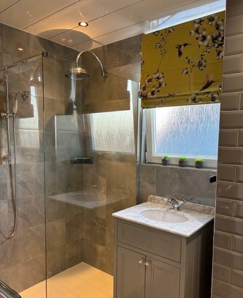 SHOWERROOM.jpg