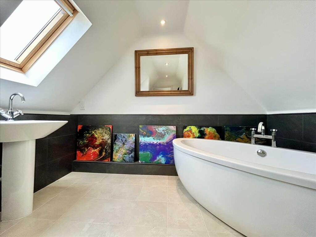 EN-SUITE BATHROOM