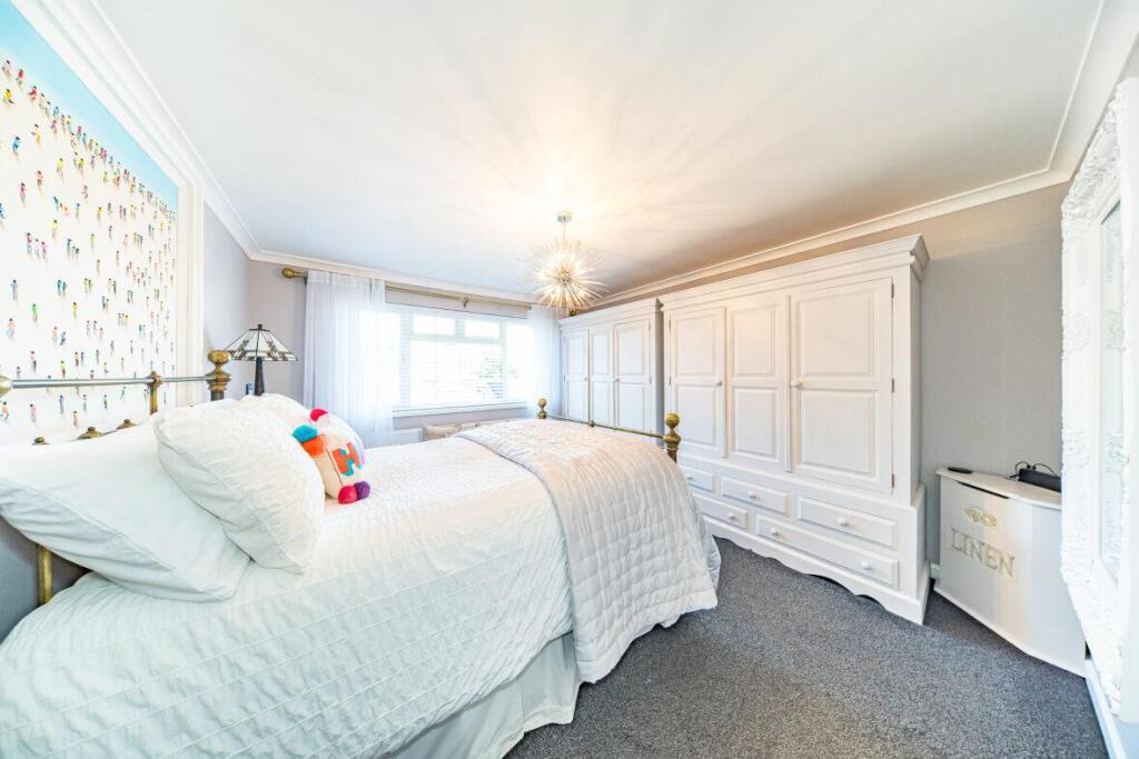 20 Hillschool Road bedroom 1.jpg