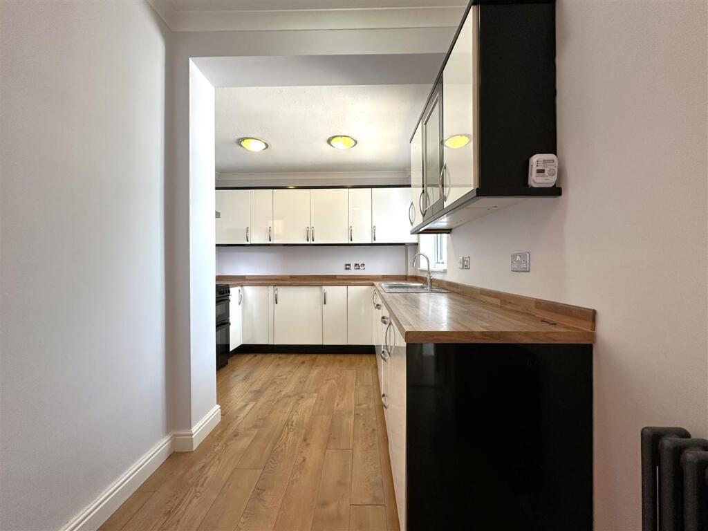 Extensive Kitchen 980