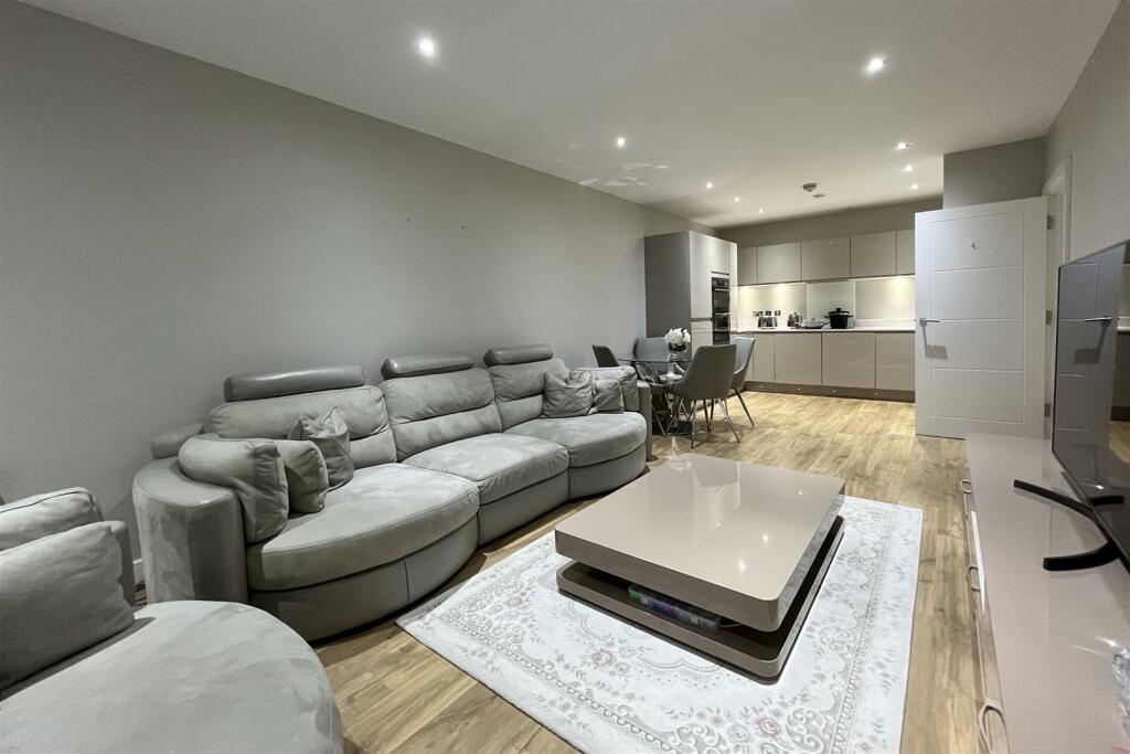LIVING / DINING ROOM (pic 2)