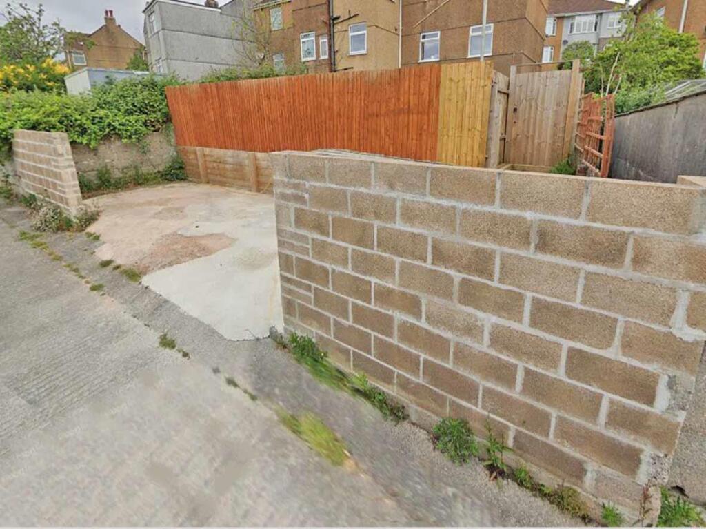 Kiel Place 5 Rear Hardstanding.jpg