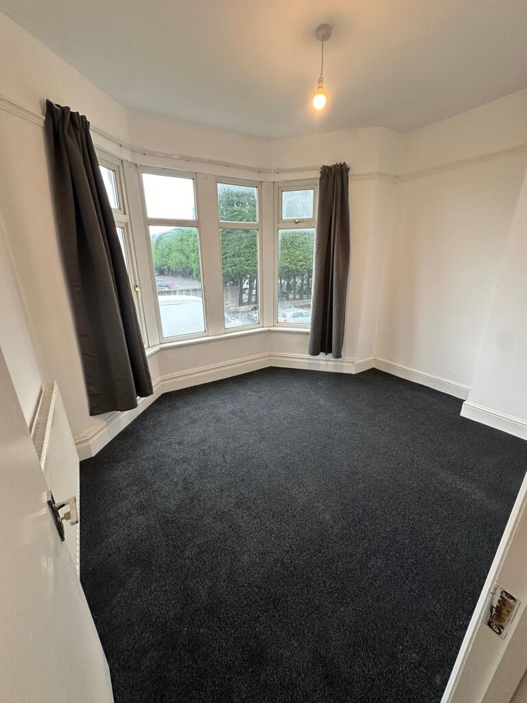 A bright and well-maintained double bedroom fea...